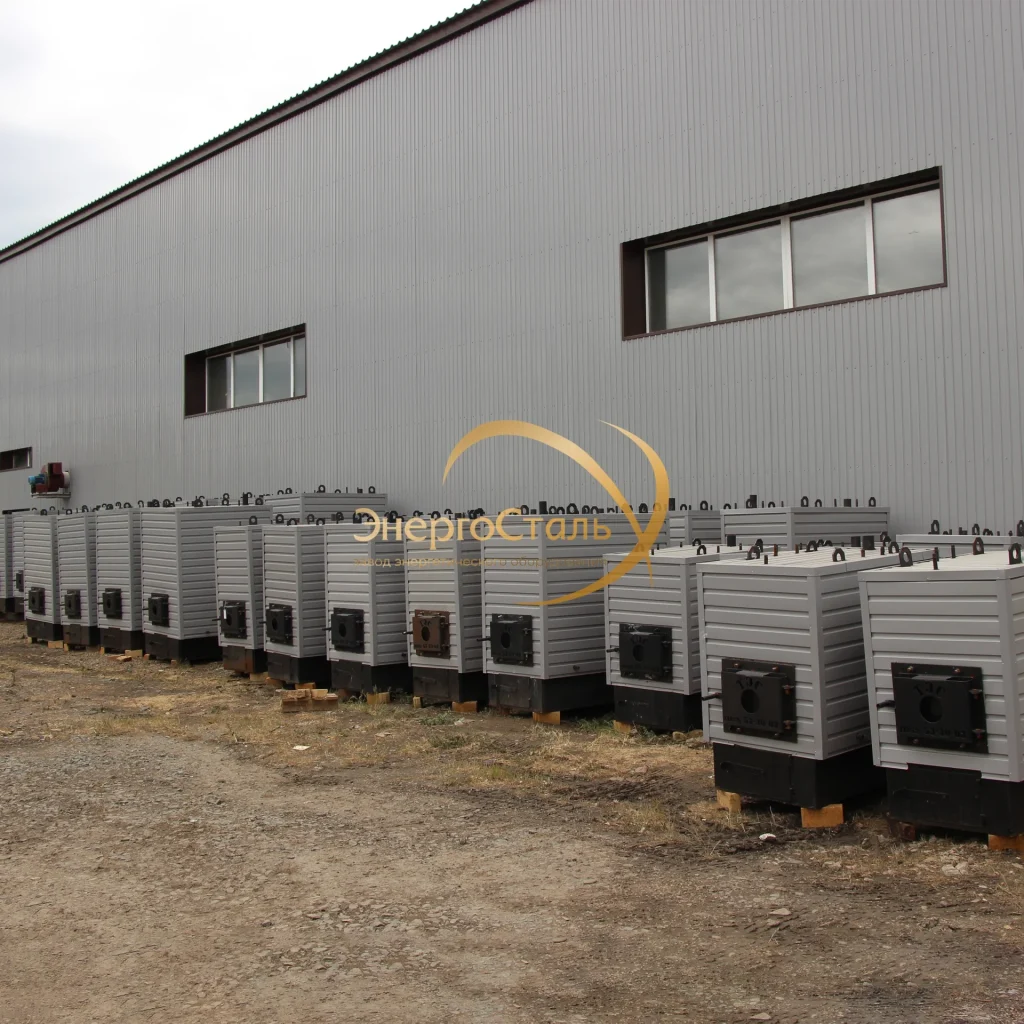 Много водогрейных котлов в производственном цехе компании ЭнергоСталь