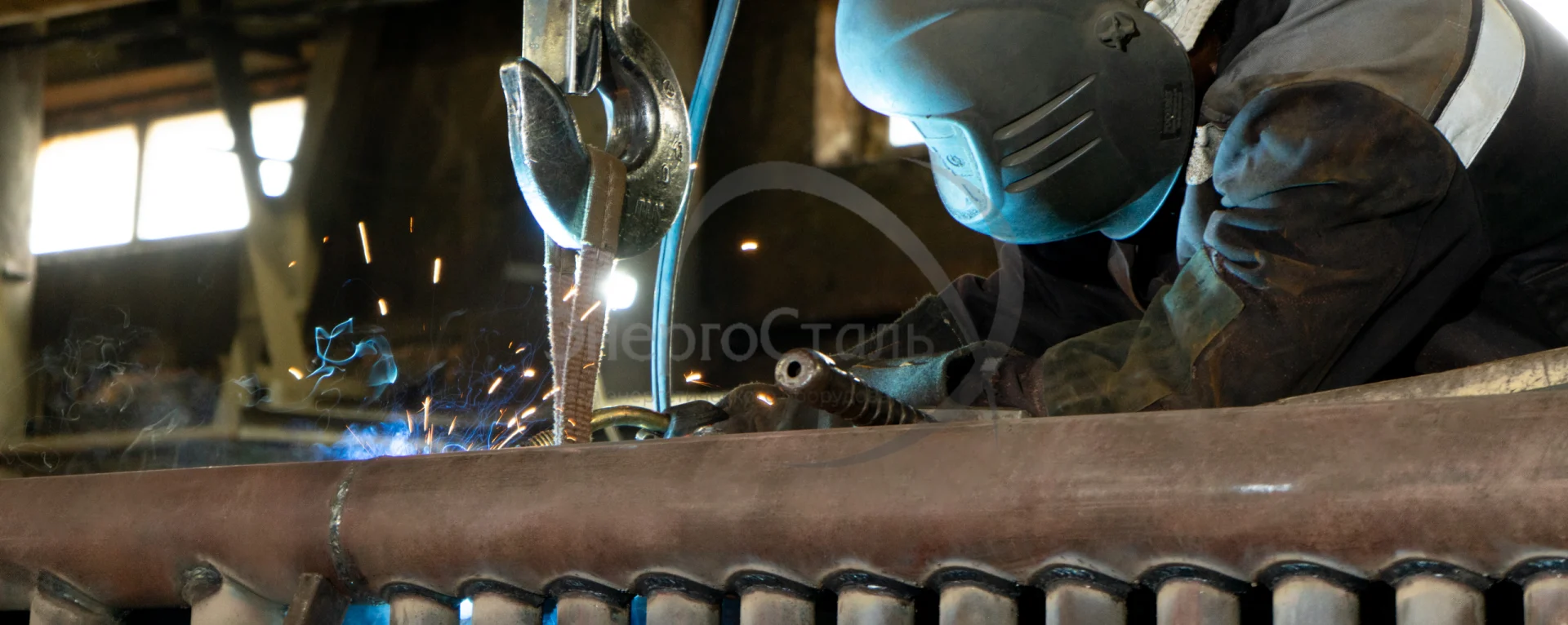 Сварщик компании ЭнергоСталь варит котел КВр, обеспечивая надежность и качество модульных котельных установок