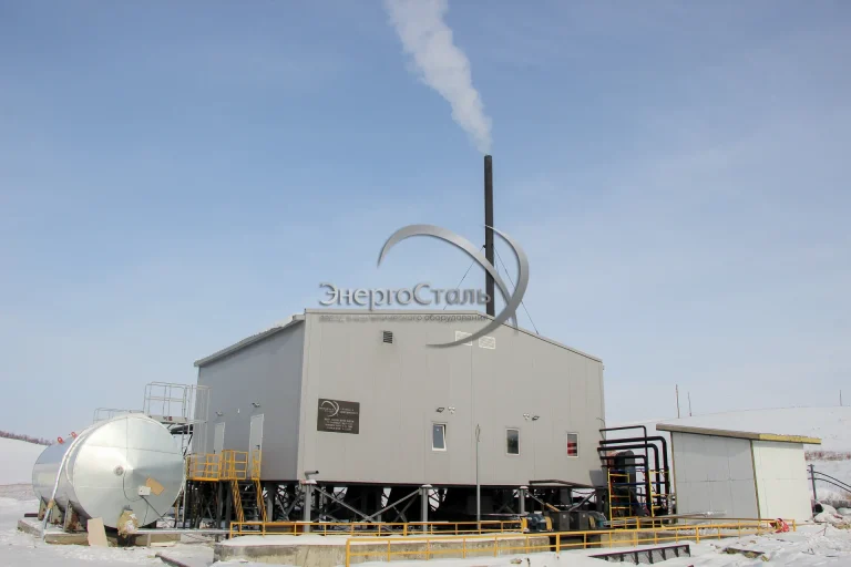 Крупный вид работающей модульной котельной с дымом из трубы